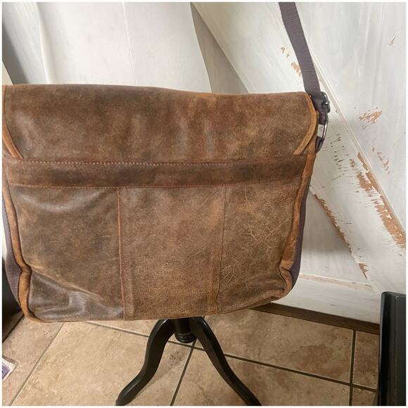 Wilson’s Leather Genuine Leather Messenger Back Large Brown Snap Button - Picture 3 of 13